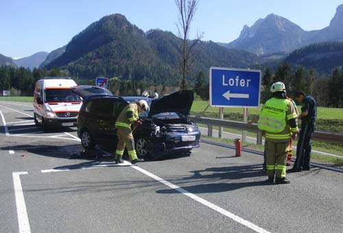 Aufräumarbeiten nach Verkehrsunfall am 28. April 2012
